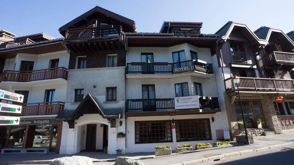 Hotel Rond Point d'Arbois - Photo 1