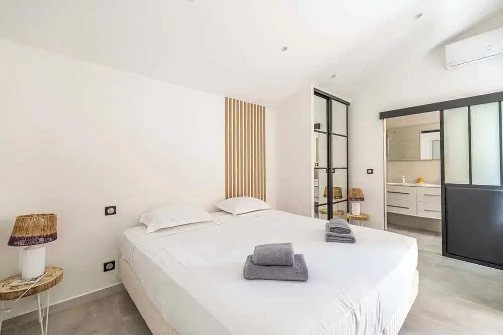 Modern Villa With Heated Pool and Garden - Photo 4