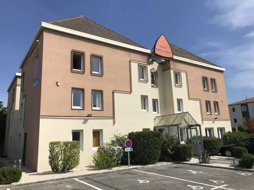 Hôtel Face West Le Pontet - Photo 1