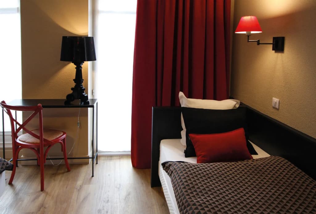 Hotel Roses - Miniature 6