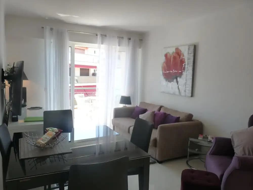 Two Bedroom Apartment Next to the Croisette in Cannes a Short Walk to the Palais des Festivals - 1961 - Photo 3