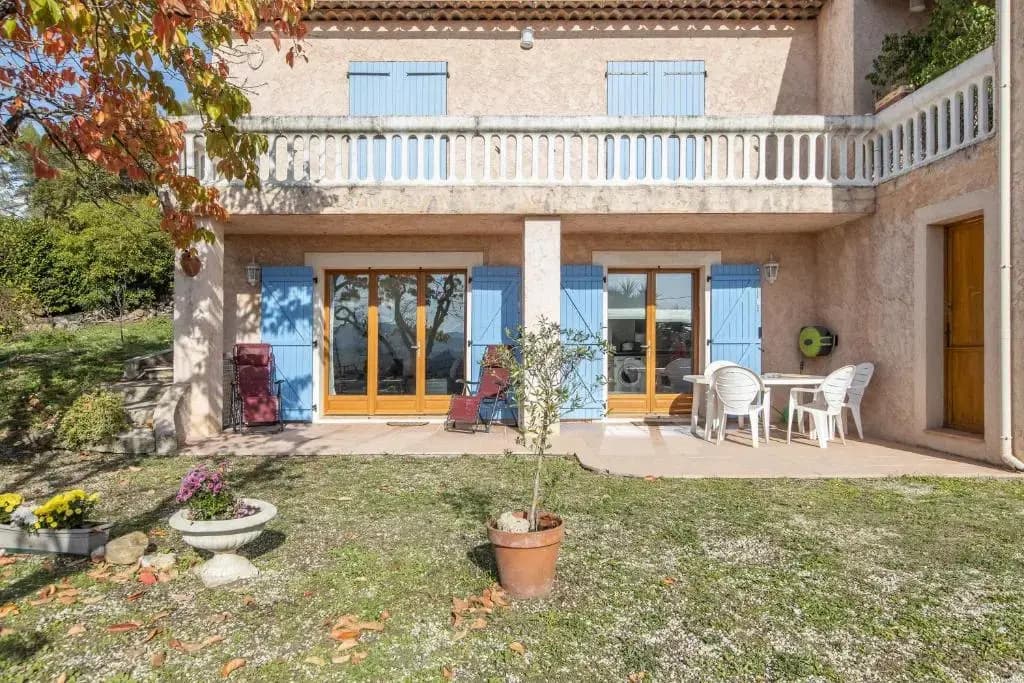 Quiet large 3-bedroom apartment with terrace, garden & incredible Mountain view - Photo 1