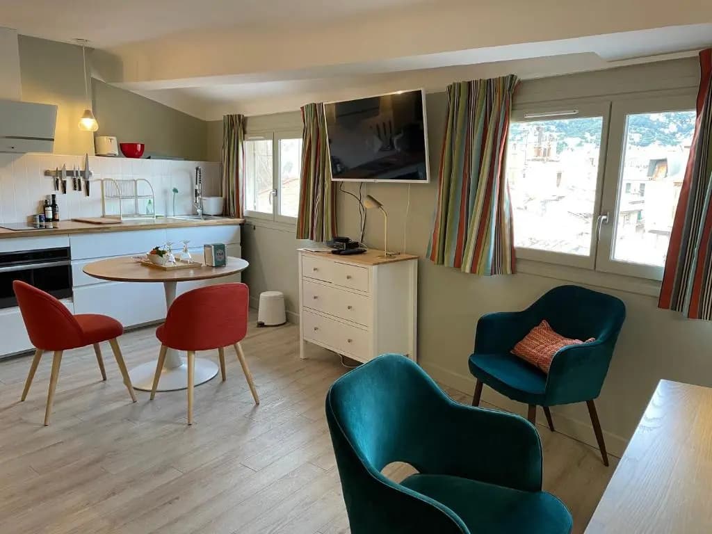Au cœur du vieux Toulon au calme appartement rénové climatisé confortable étage élevé avec ascenseur proche parking et tou...