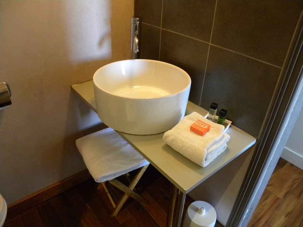 Hotel La Bastie D'Urfe - Miniature 8