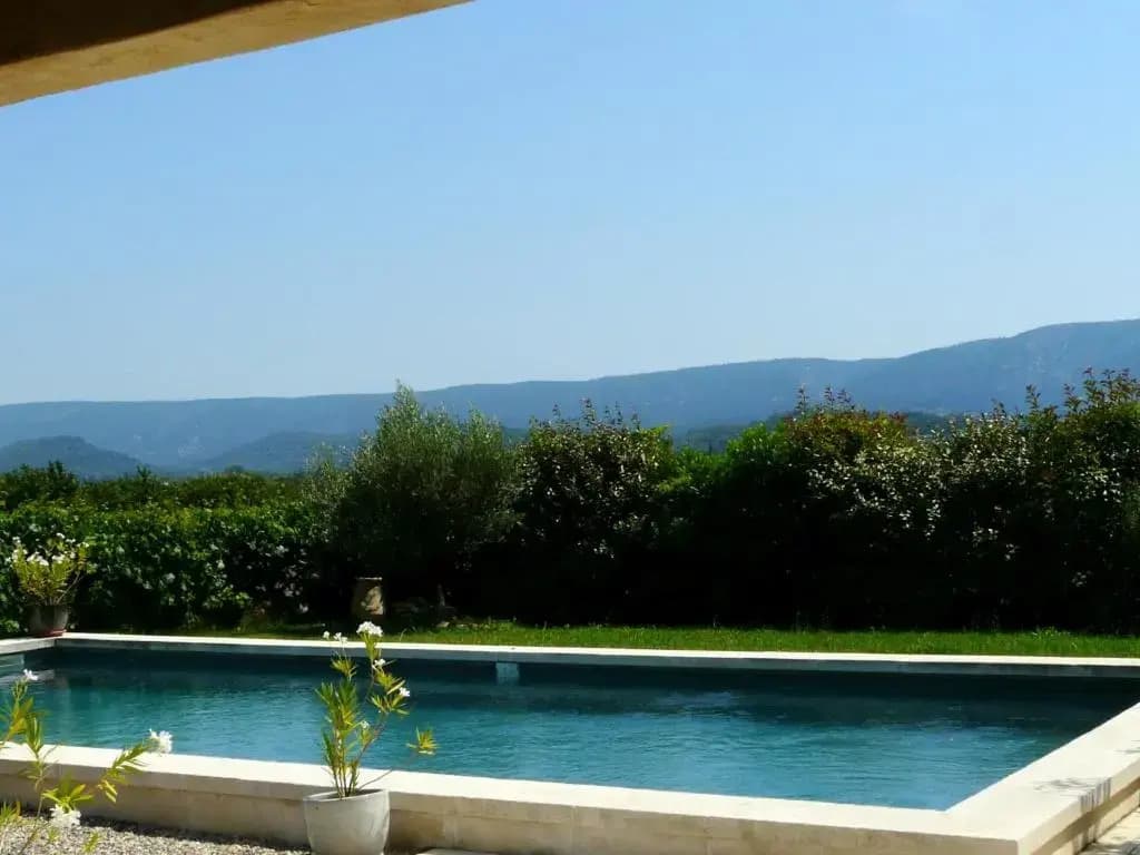 Demeure de charme du 18ème siècle à Gordes avec une magnifique vue sur le Luberon depuis sa piscine et pool-house, 12 pers...