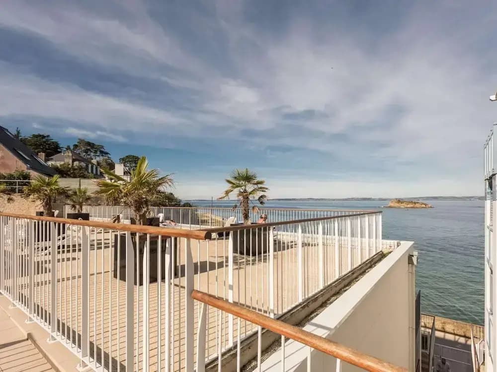 Seafront Apartment Near a Beach - Miniature 7