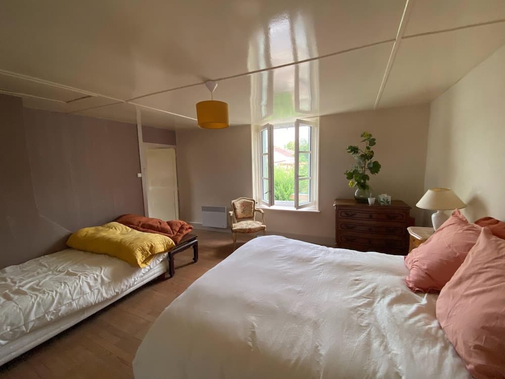 Charming and Comfortable Holiday Home in Melay - Photo 2