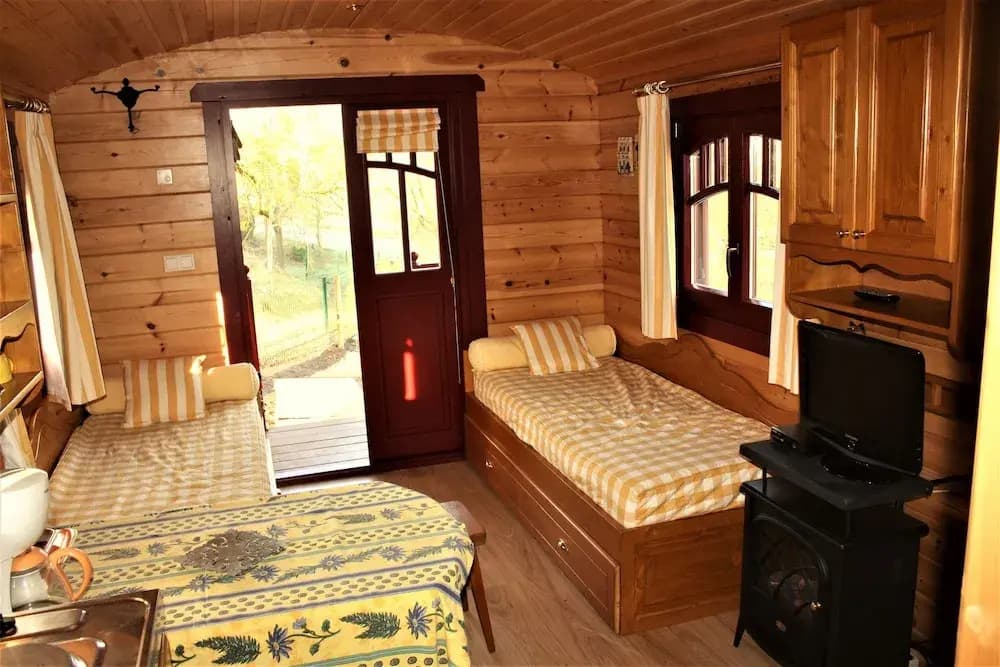 La Gypsy Caravan - Photo 2
