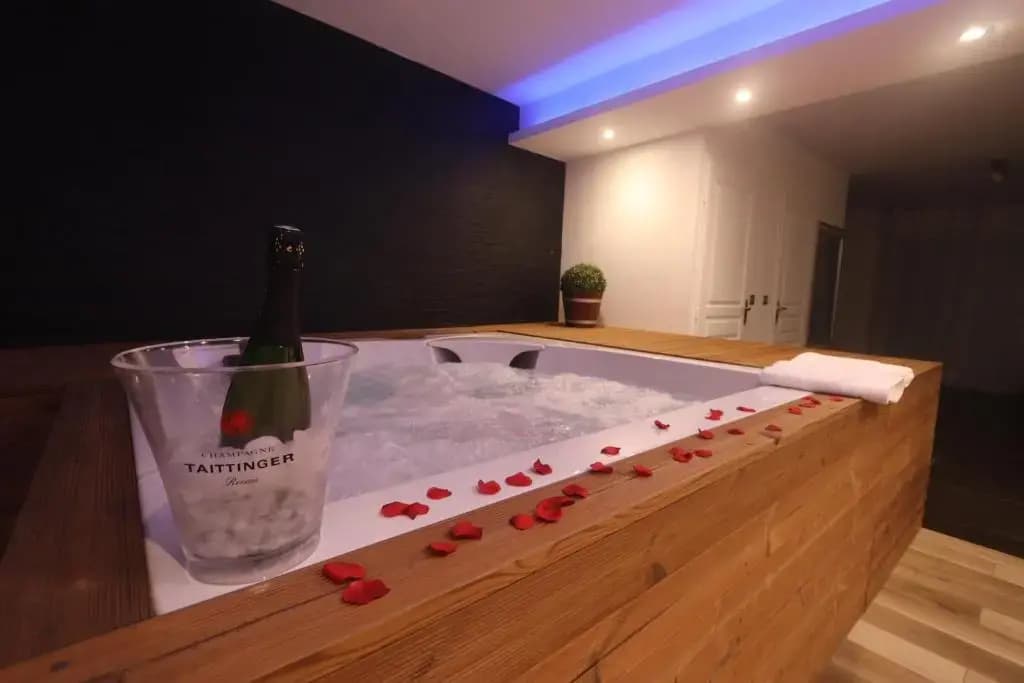 Suite Pointe Rouge Jacuzzi SPA - Miniature 8