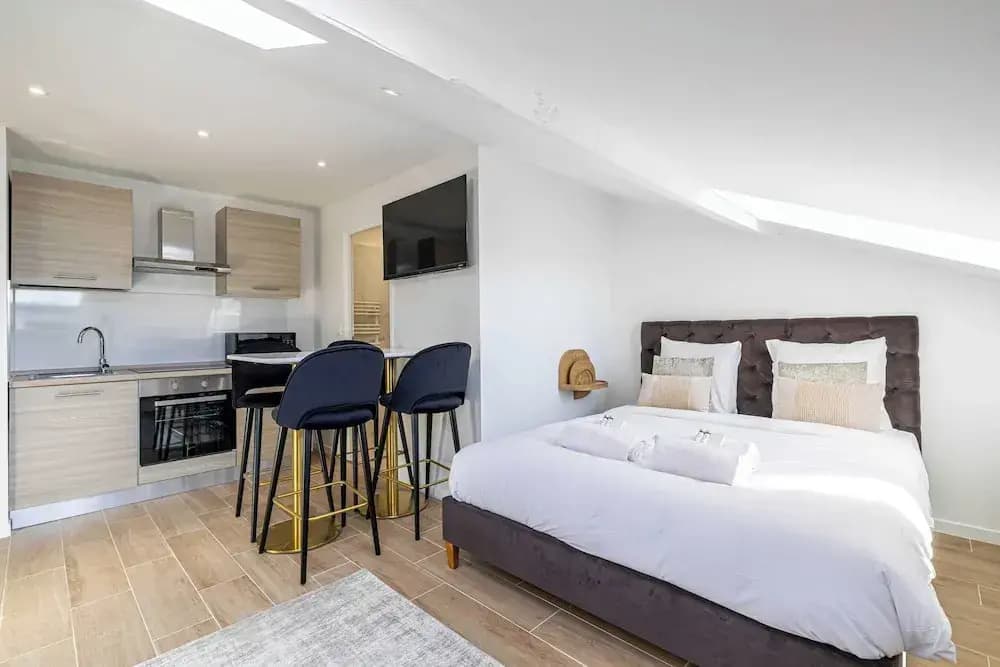 Large Renovated Studio - Bright - 1br/4p - Photo 1