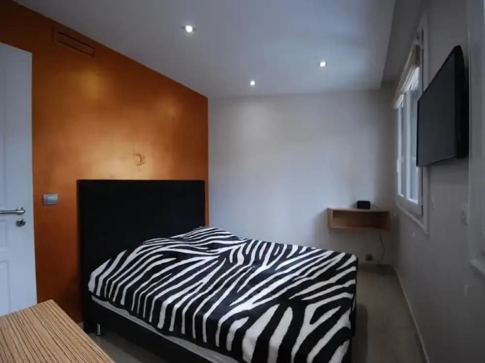 Three Bedroom Carlton Cannes - Photo 5