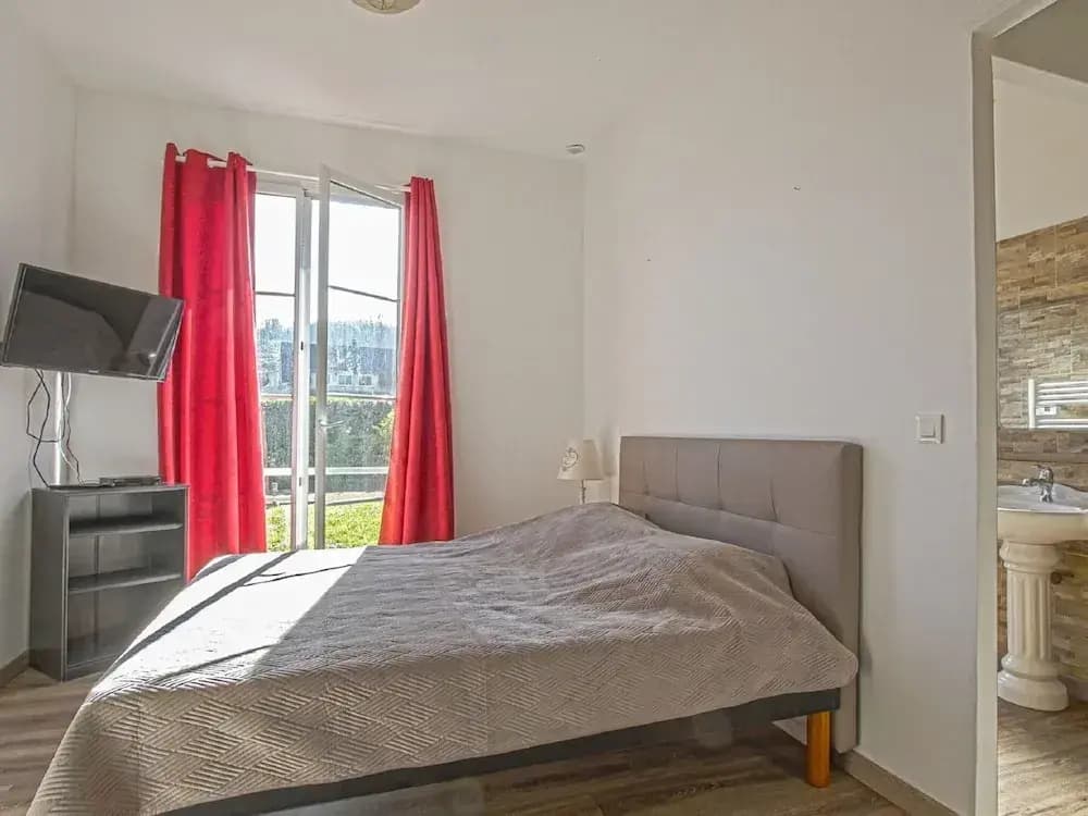 Spacious Holiday Home With Garden - Photo 3