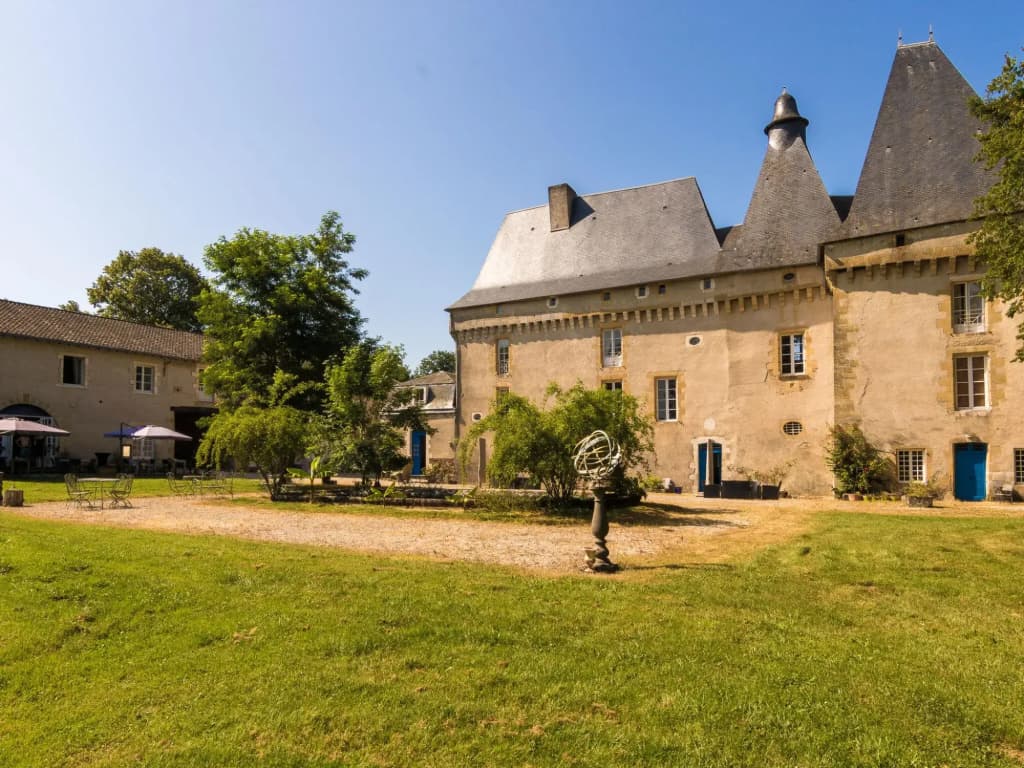 Heritage Castle in Chaleix with shared pool - Miniature 8