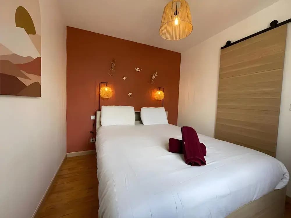 Chic & Cozy - Luxe Flat With Projector - Photo 2