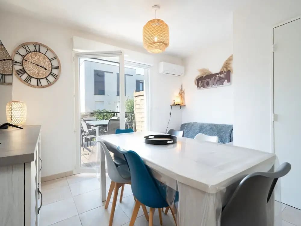 Relaxing Coastal Villa Retreat - Miniature 7
