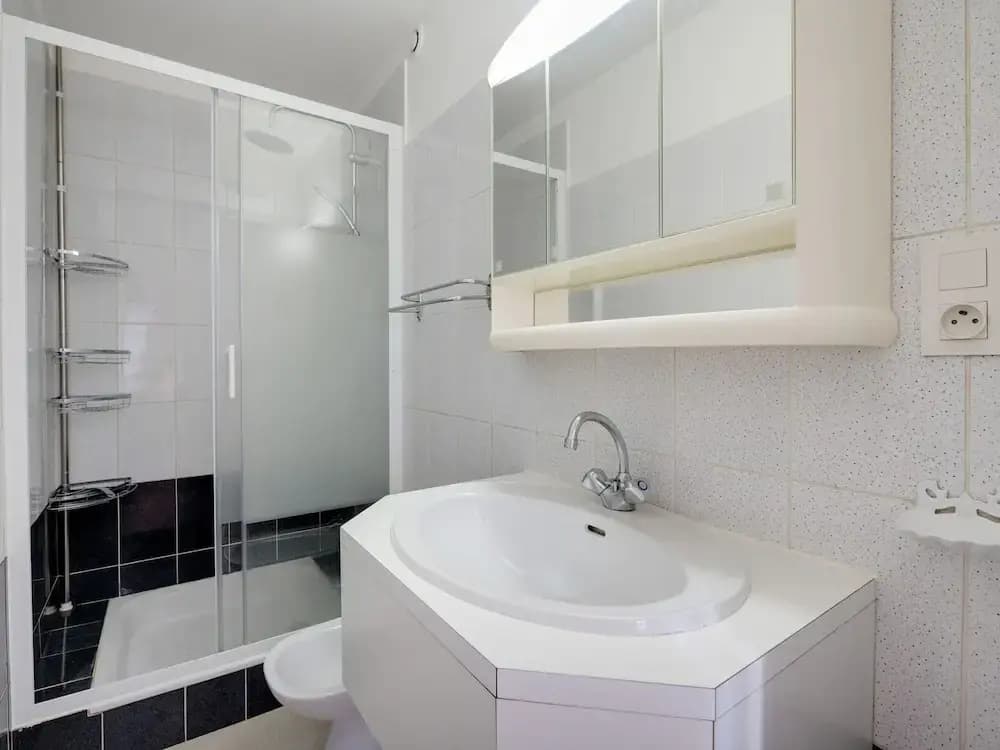 Charming Flat With Pool - Miniature 8