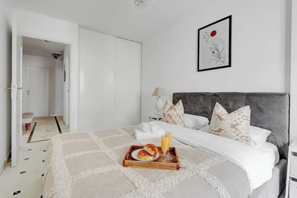 Stylish 2BR for 6 by Champs-Elysees - Photo 4