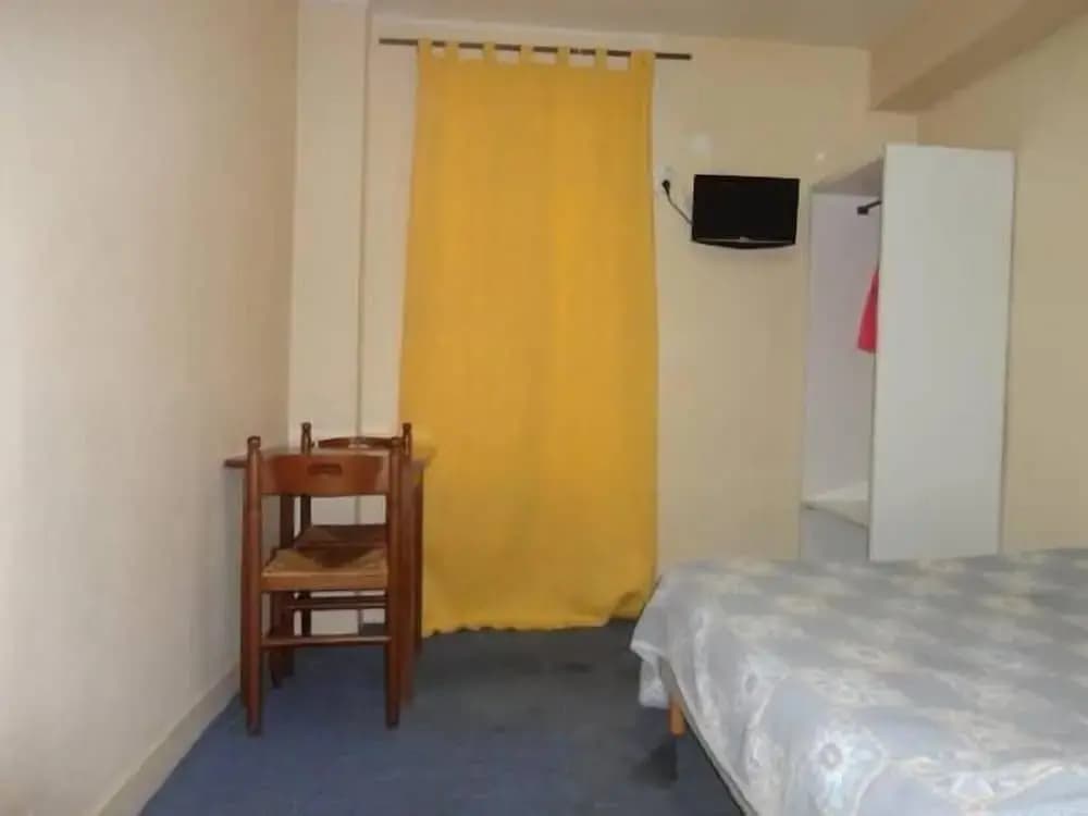 Hotel Santana - Photo 3