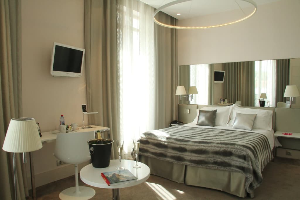 Le Cesar Hotel - Photo 3