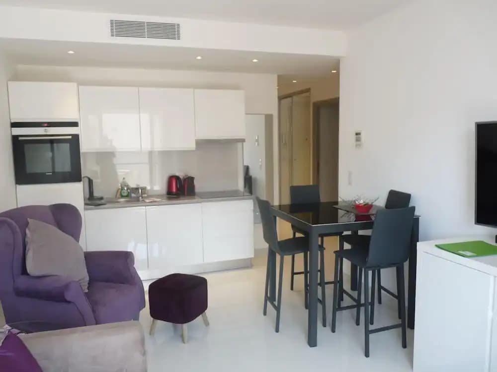 Two Bedroom Apartment Next to the Croisette in Cannes a Short Walk to the Palais des Festivals - 1961 - Photo 2