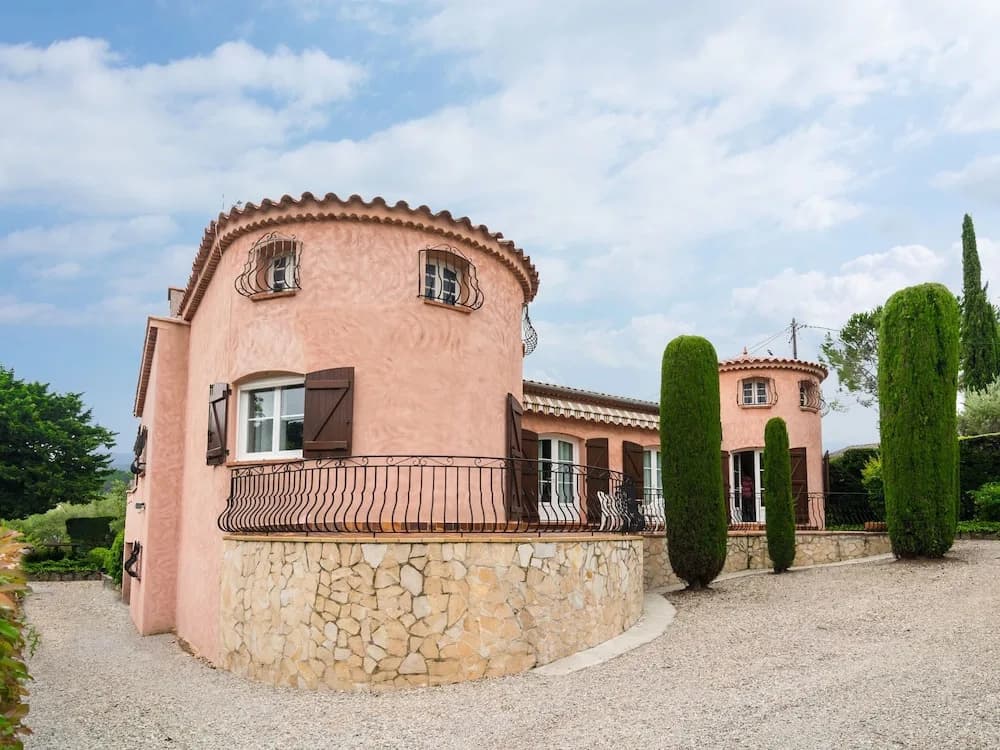 Beautiful Holiday Home in Lorgues with Garden - Photo 1