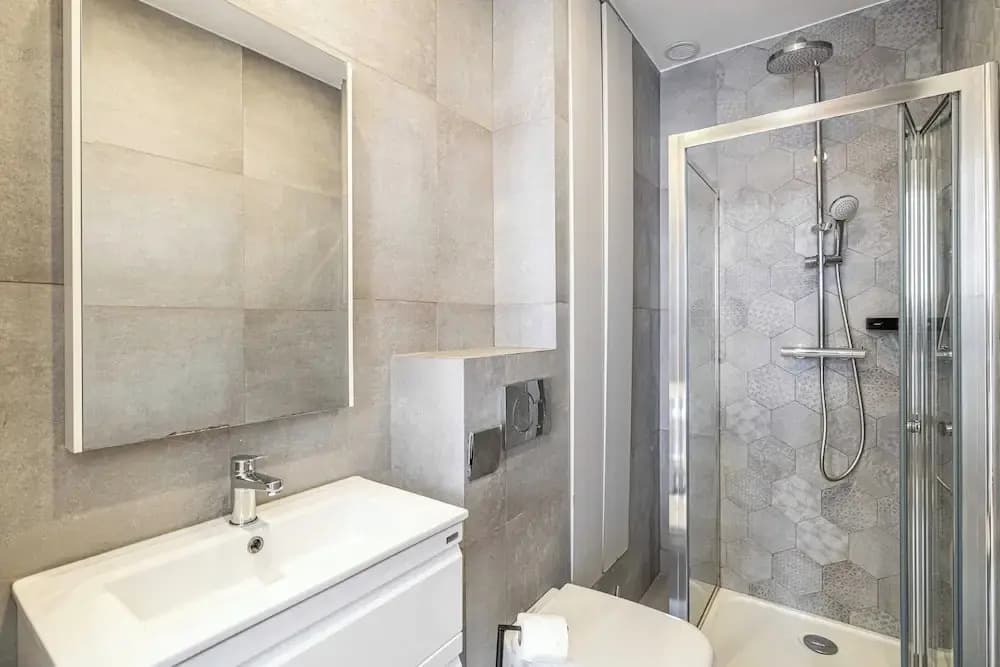 Magnificent Renovated 2 Room Apartment - Miniature 8