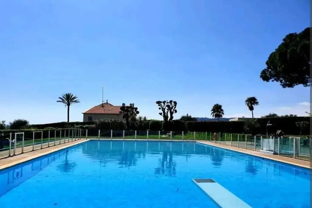 Spacieux F2 climatisé vue mer, piscine et parking - Photo 5