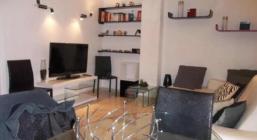 Velasquez Two Bedroom Apartment - Miniature 6