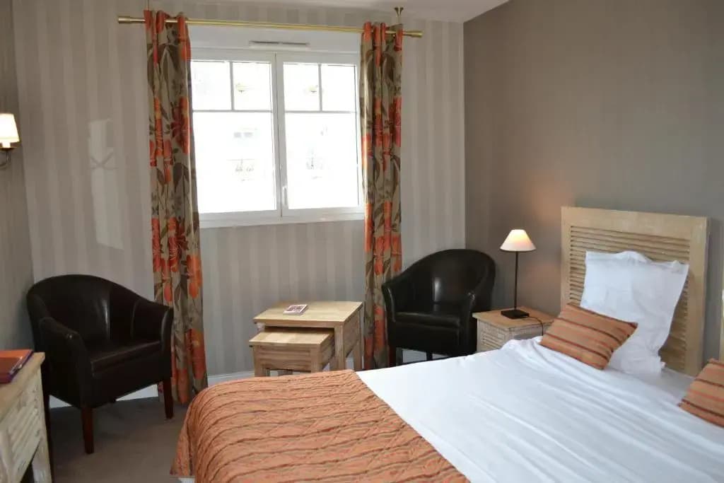 Hotel Almoria - Photo 2