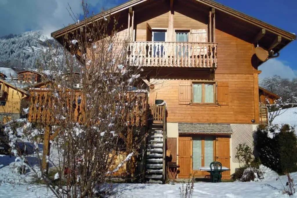 A4 km de Megève très joli studio avec jacuzzi ,vue sur les montagnes au calme - Photo 1
