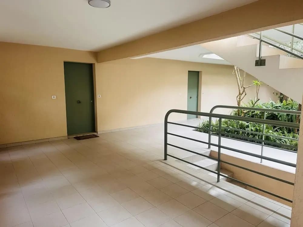 Light Modern Studio With Garden Pool- 2294 - Miniature 6