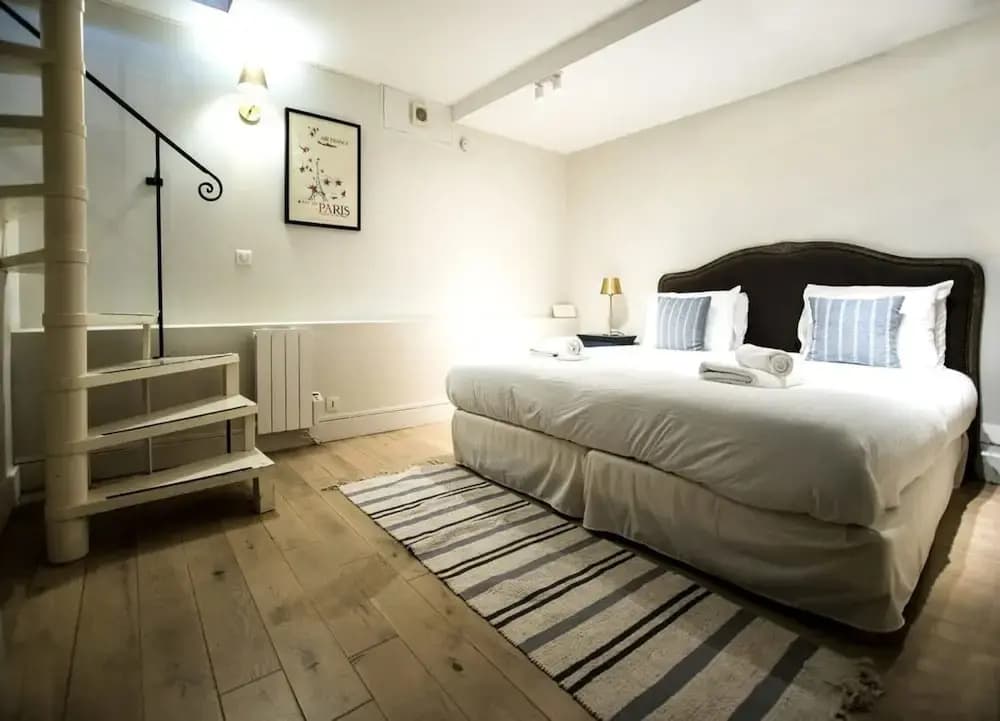 Classy Bourgeois Chic 2 Bedroom Apt in Le Marais - Photo 3