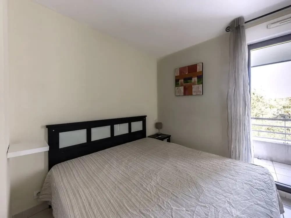 Bright Apartment With Marina Access - Photo 2