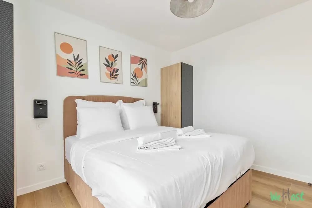 Apartment With Balcony in Paris - Photo 2