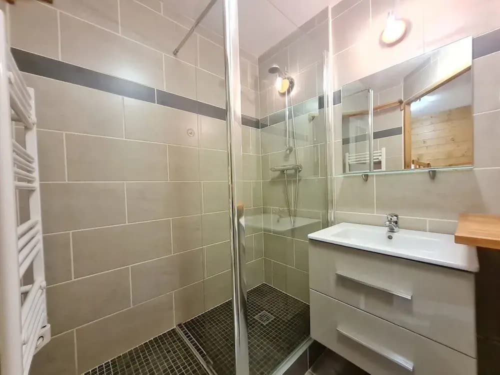 Spacious Apartment With Balcony - Miniature 6