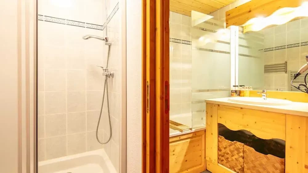 Apartment in France With Ski Slope Views - Miniature 6