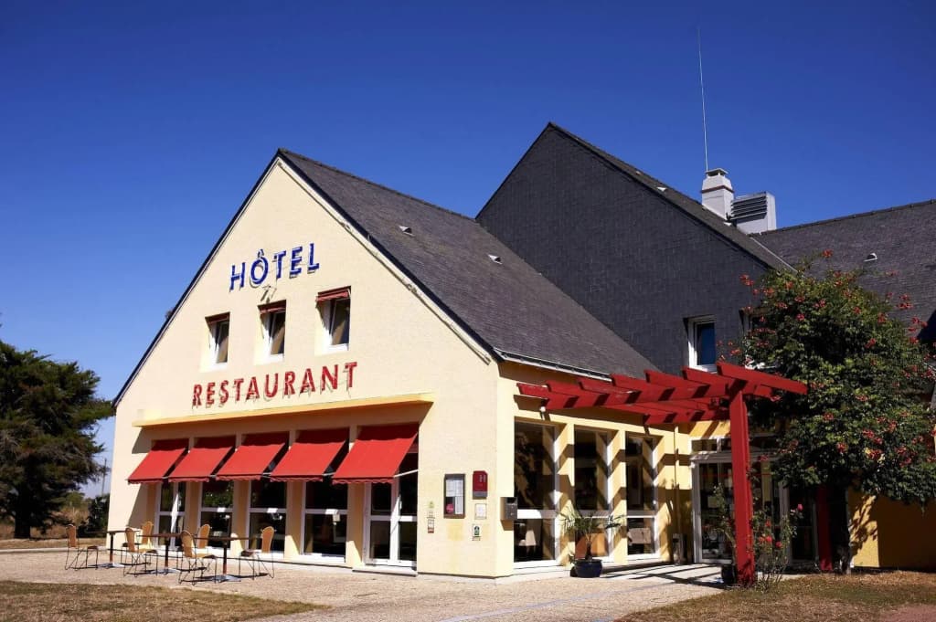 Hotel Le Châteaubriant - Photo 1