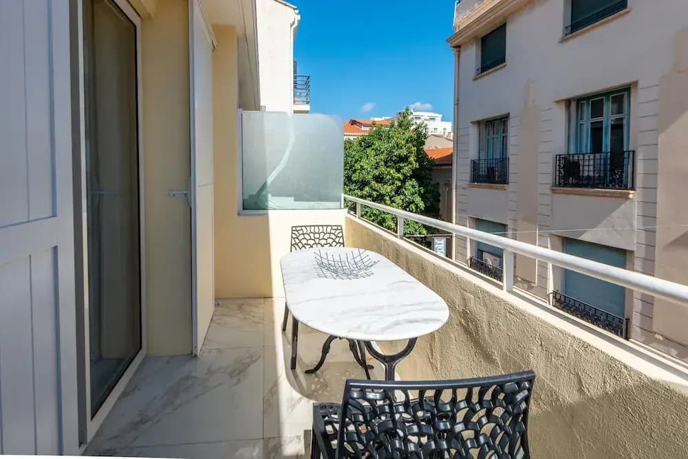 Large Studio Apartment With Terrace and sea View - Miniature 6