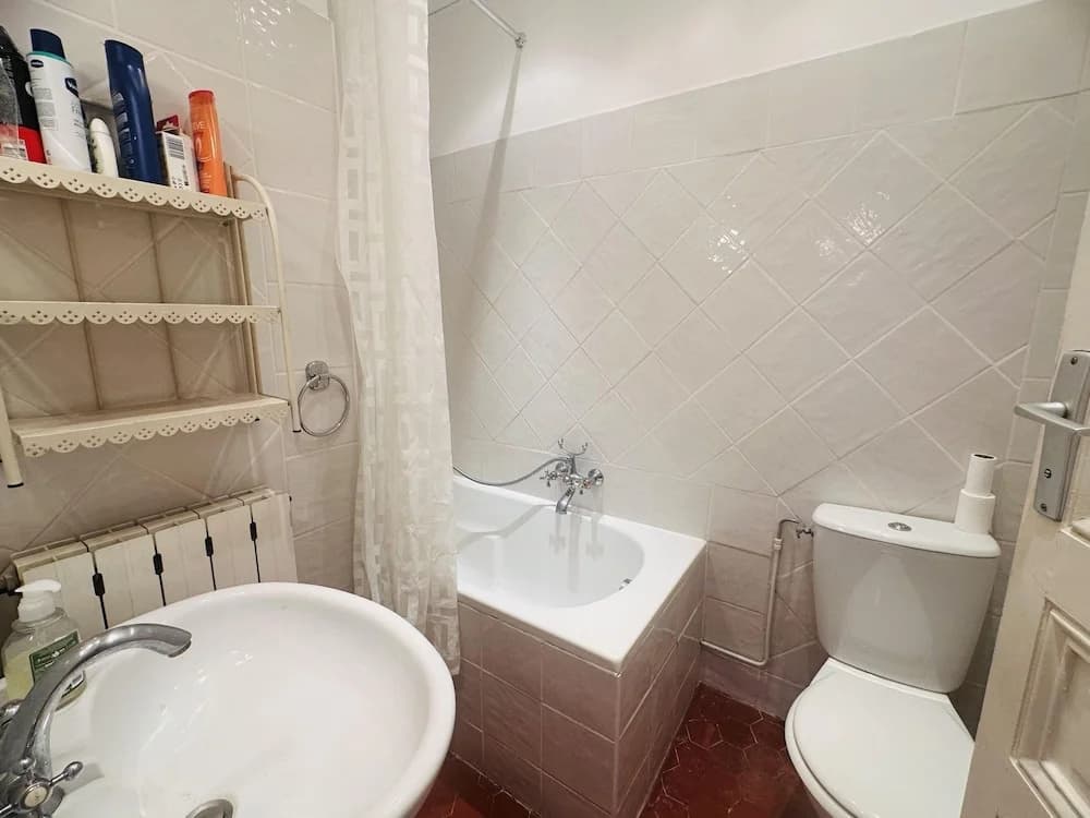 Charming 2 Bed Apartment With Balcony Located in Cannes Old Town Easy Walk to the Palais and Beaches - 120 - Miniature 8