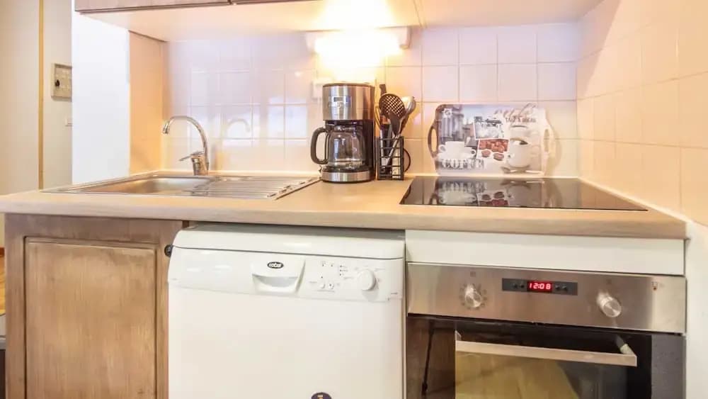 Stylish Alpine Stay for 6 Guests - Photo 5