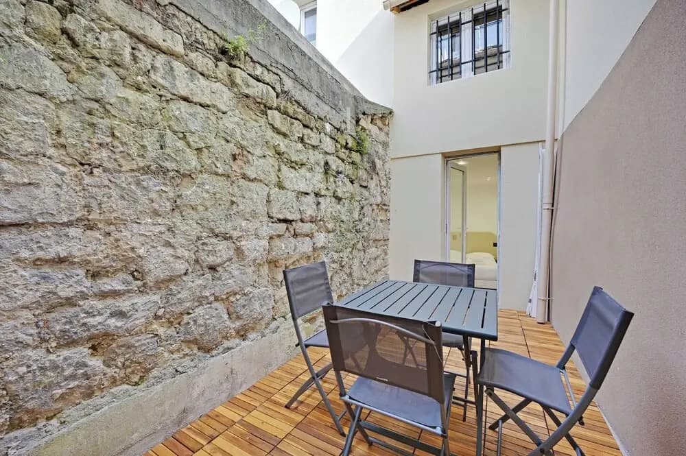 Modern Apartment With Terrace - Photo 3