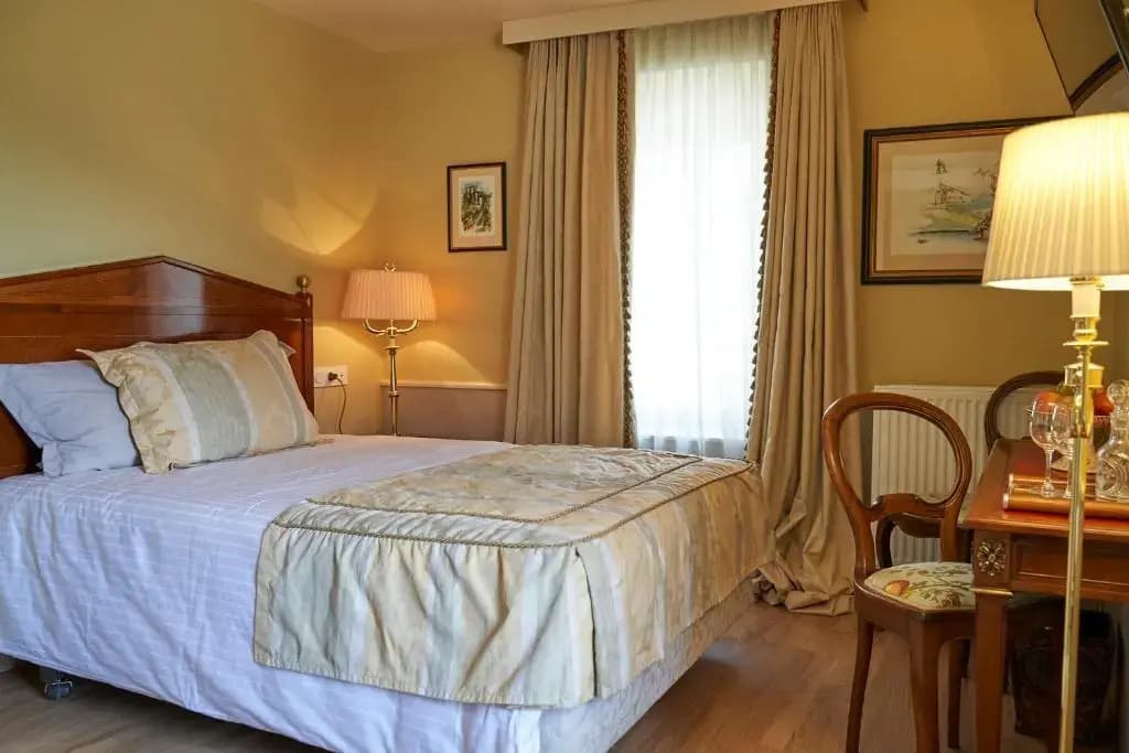 HOTEL Les Contes de Bruyeres - Photo 3