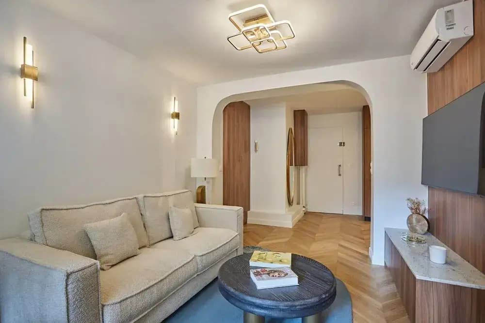 Apartment in the Center of Paris - Miniature 7
