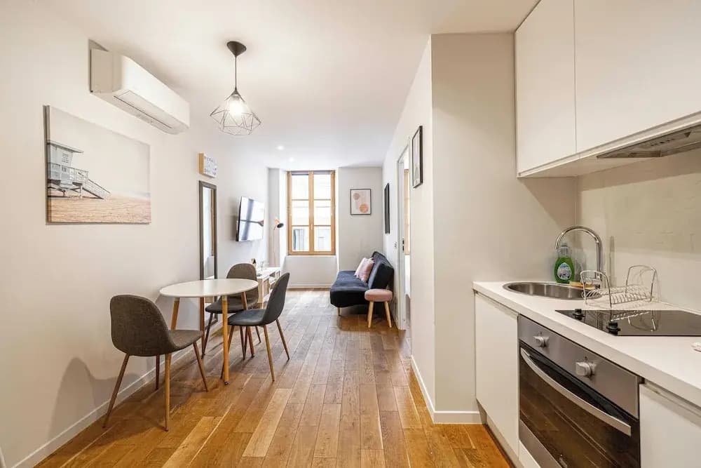 Magnificent Renovated 2 Room Apartment - Miniature 7