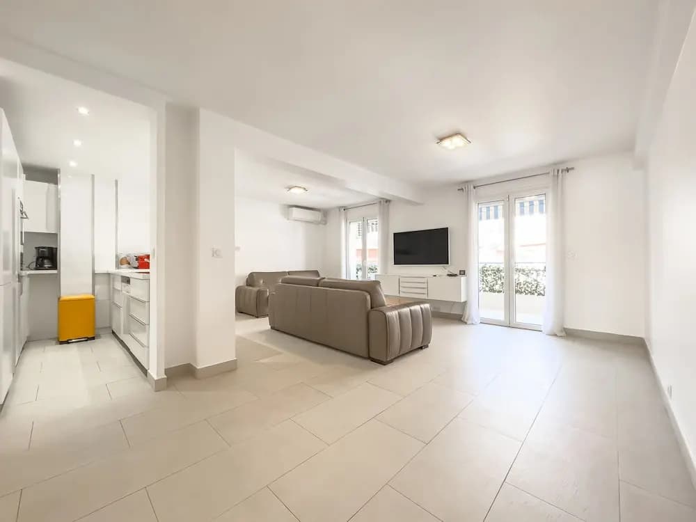 207 Le Maubourg in Cannes - Photo 2