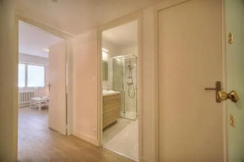 Renovated apartment with terrace - Photo 2