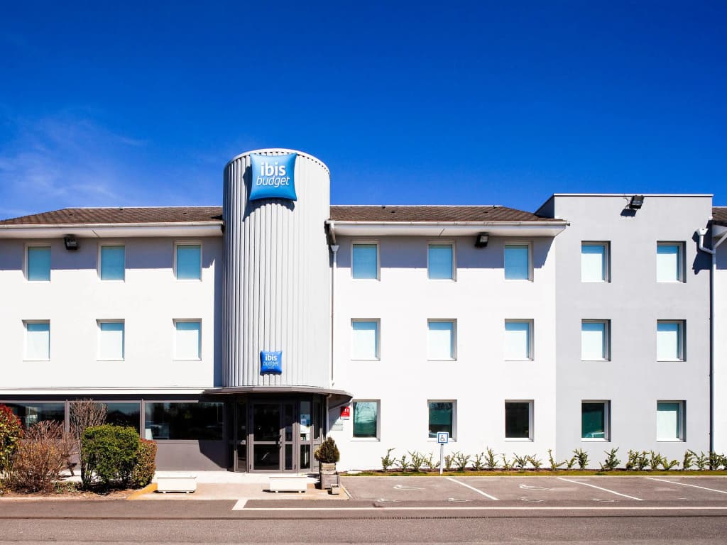ibis budget Clermont-Ferrand Nord Riom - Photo 1