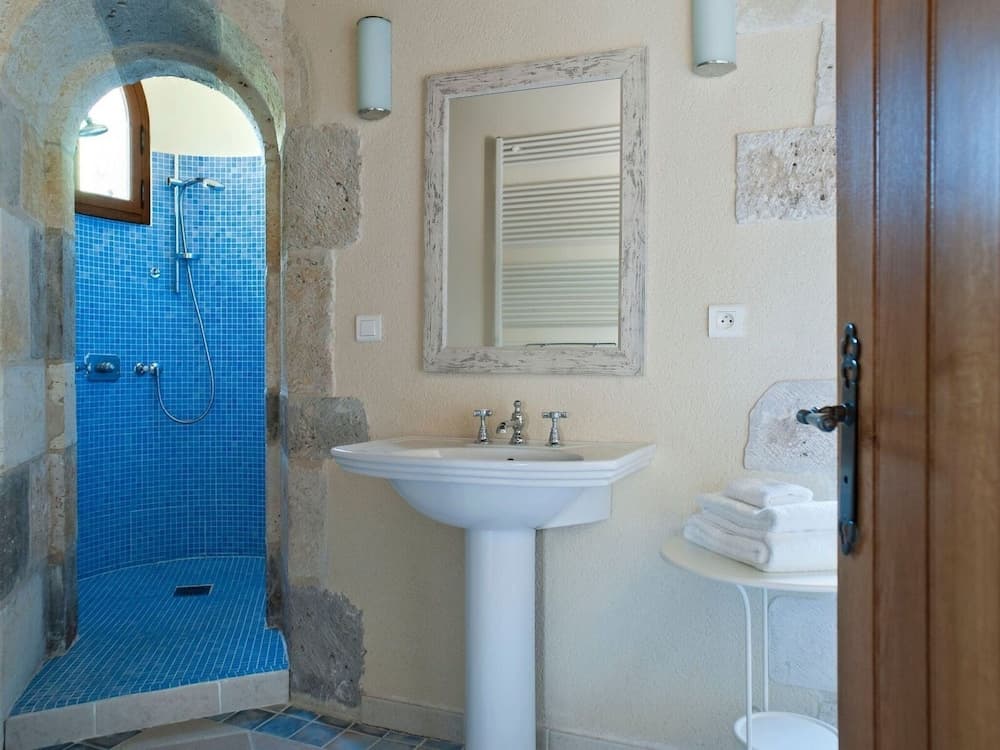 Grand Castle in Saint Caprais de Lerm with Sauna & Hot Tub - Miniature 8