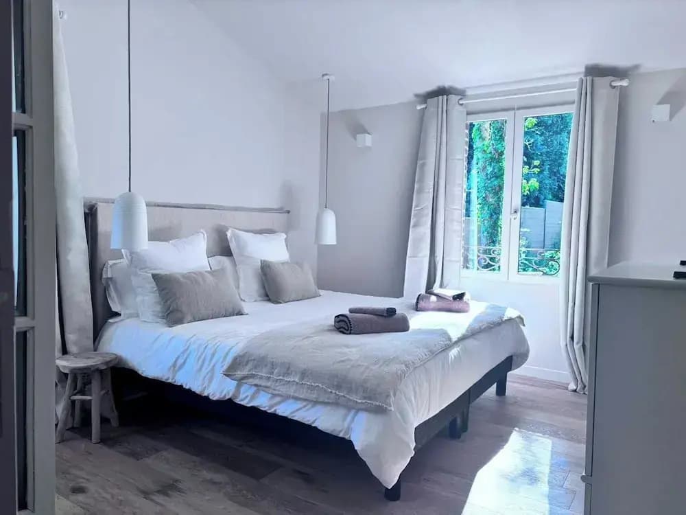 Exceptional 5 Bedroom House Near the Beach - Photo 4