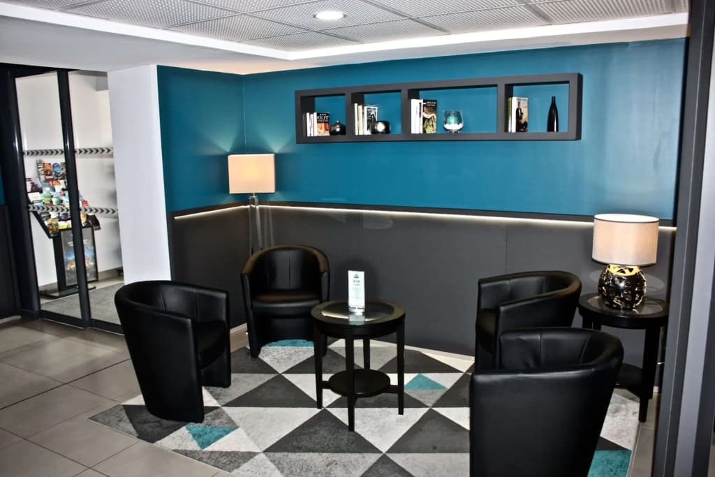 Brit Hotel Confort Roissy Saint-Witz - Photo 2
